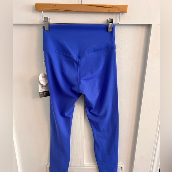 VUORI AllTheForm Legging- Short BRIGHT IRIS Size small NWT - Picture 3 of 5